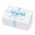 Geschenkbox 30 x 22 x 10 cm aus Karton weiß hellblau mit Satinband und Schleife